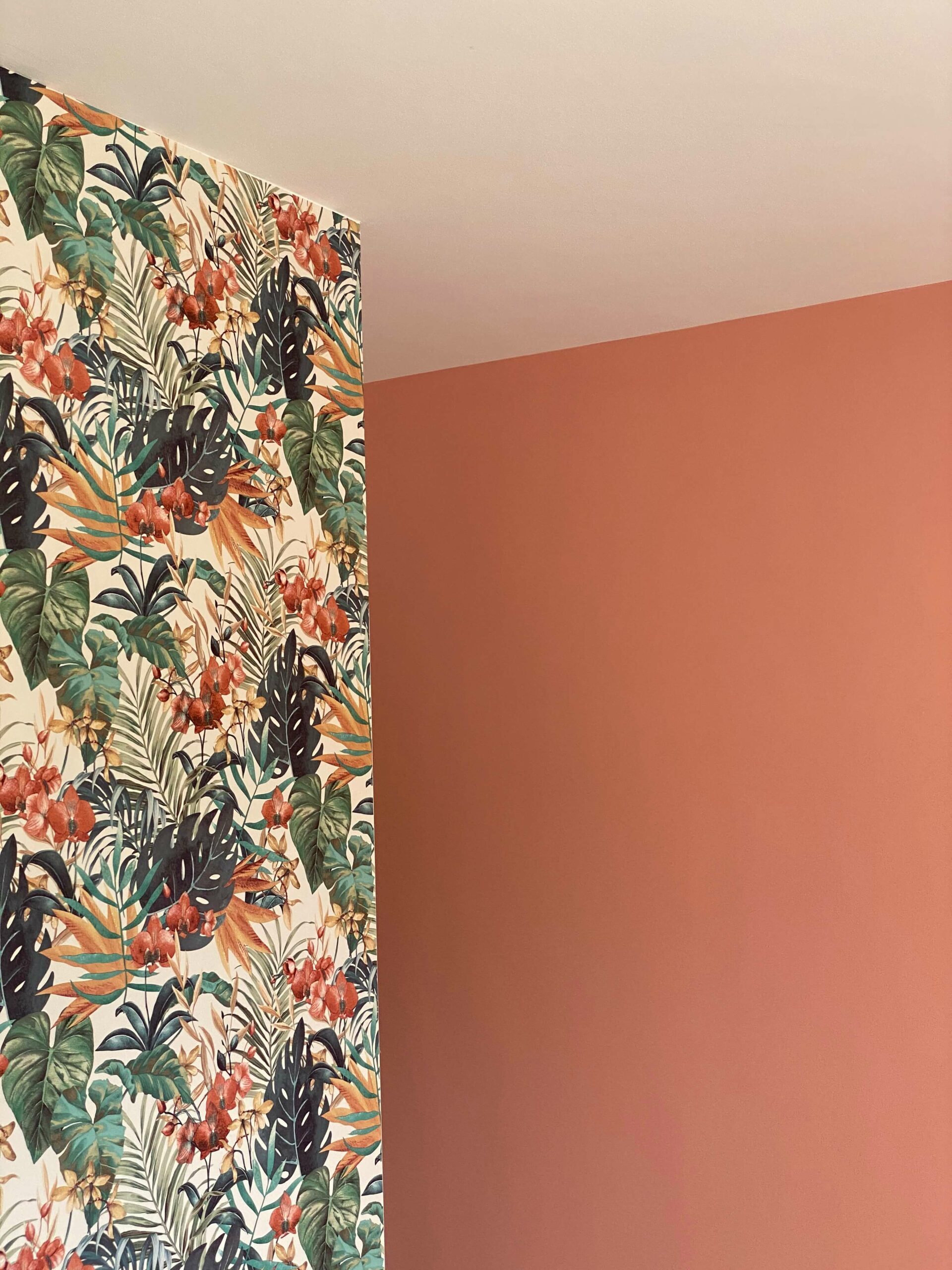 photographie d'un mur avec papier peint floral